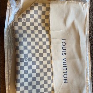 I am selling Louis Vuitton purse. Not used.